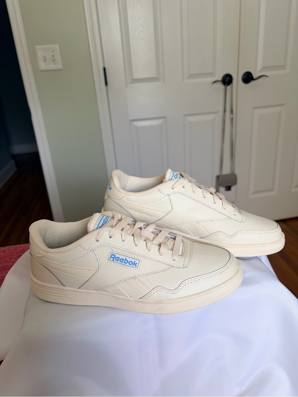 Reebok Mens/ Women’s Cream Low-Top Sneakers with Light Blue Logo